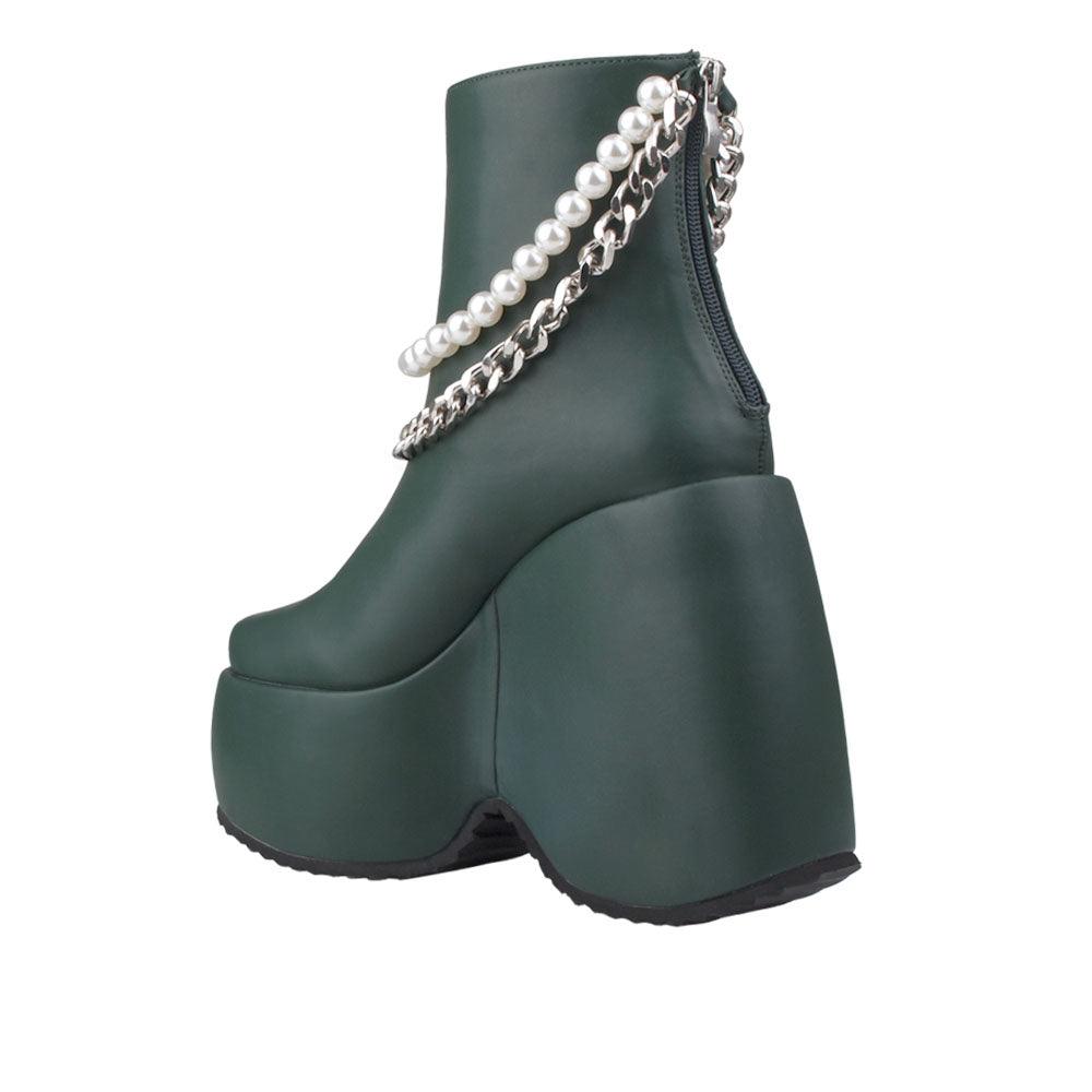 BootiePrivilegedDolores