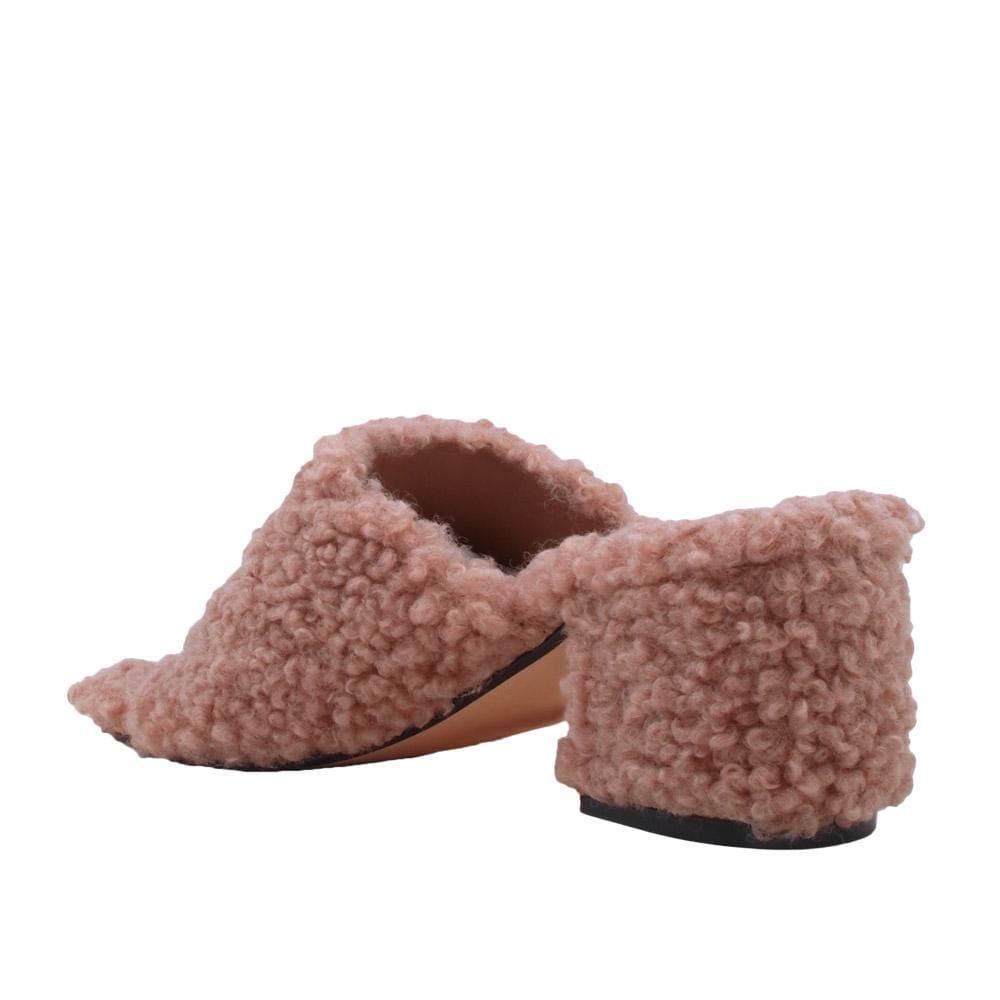 Tan colored women flats covered with faux fur-posterior view