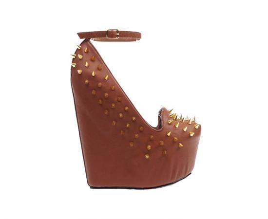 Metal spiked wedge heel in cognac