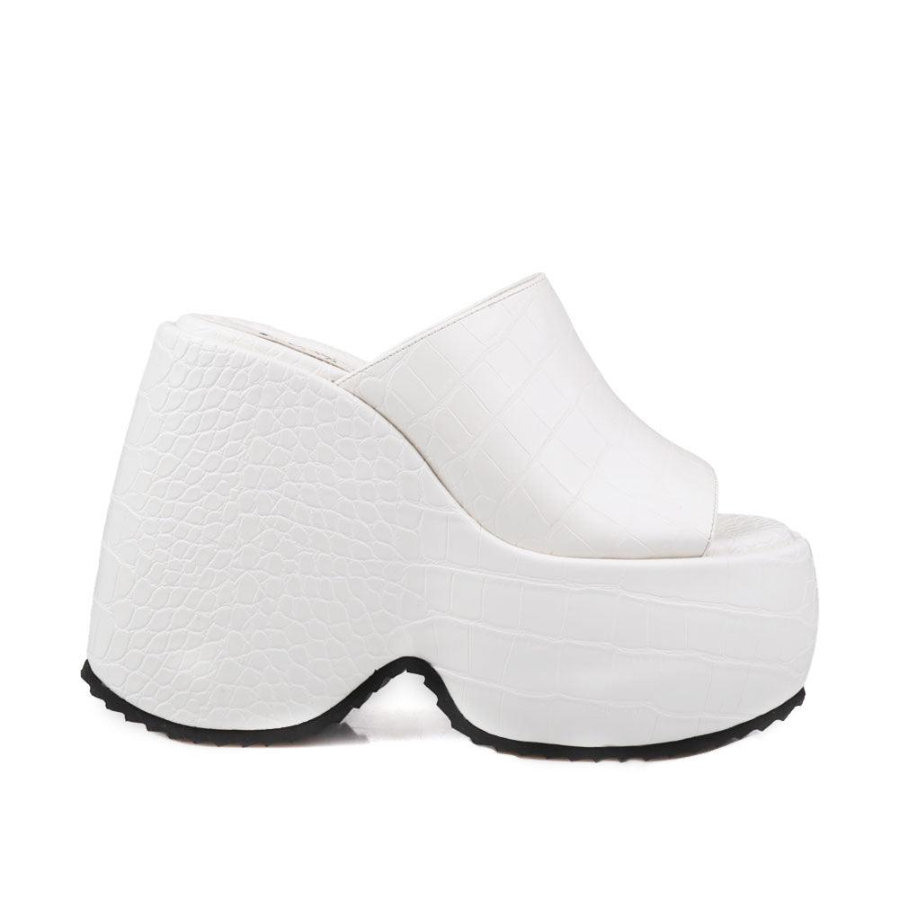 Slip-on platform slippers in white color