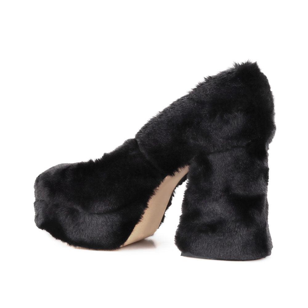 Black fur women pumps with platform heel-posterior view