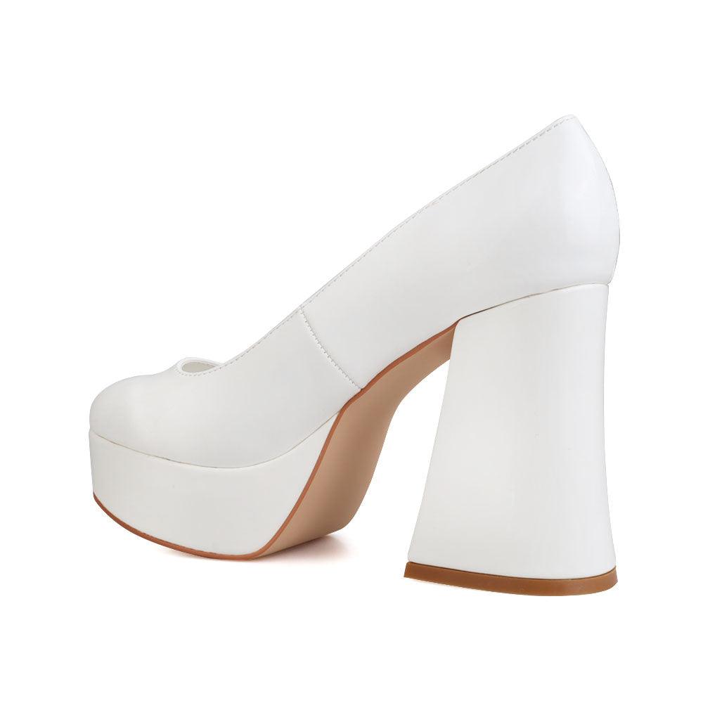 White women pumps with platform heel-posterior view